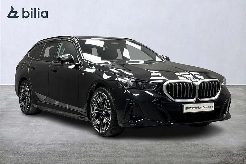 Svart Begagnad 2025 BMW 530e M Sport Kombi | 669 000 kr (Marknadspris) - Bild 1/4