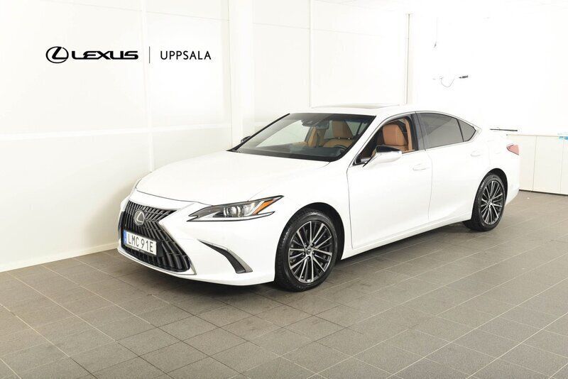 Vit (sonic quartz ) Begagnad 2023 Lexus ES300H Limited Edition Sedan | 399 900 kr (Bra pris) - Bild 1/4