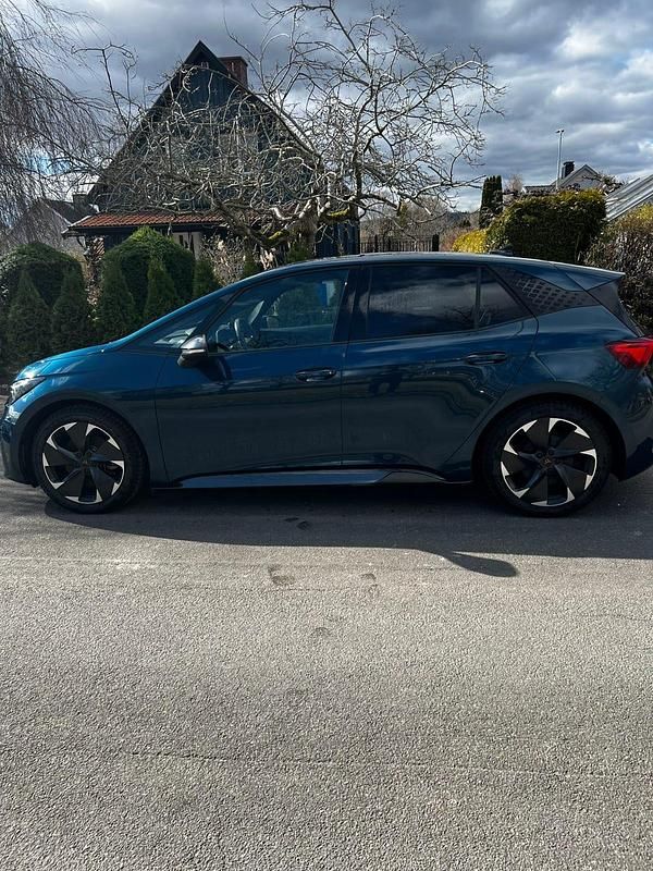 Begagnad Cupra Born e-Boost 169 kW (231 HK) 2022 Aurora blå Halvkombi