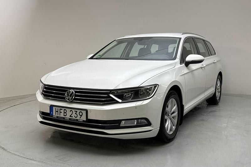 Vit Begagnad 2019 VW Passat | 184 000 kr (Bra pris) - Bild 1/4