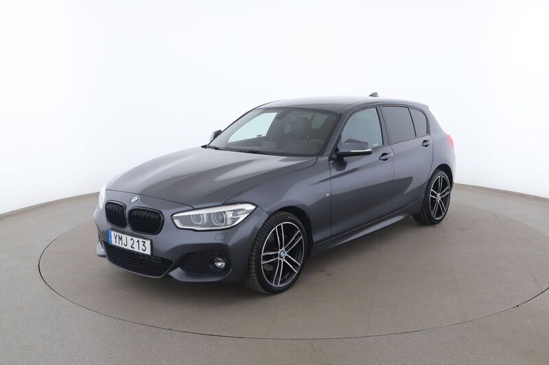 Grå Begagnad 2018 BMW 120 M Sport Halvkombi | 207 000 kr - Bild 1/4
