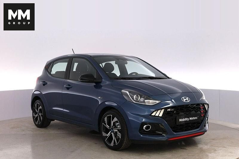 Blå Ny 2025 Hyundai i10 N Line Halvkombi | 218 400 kr (Marknadspris) - Bild 1/4