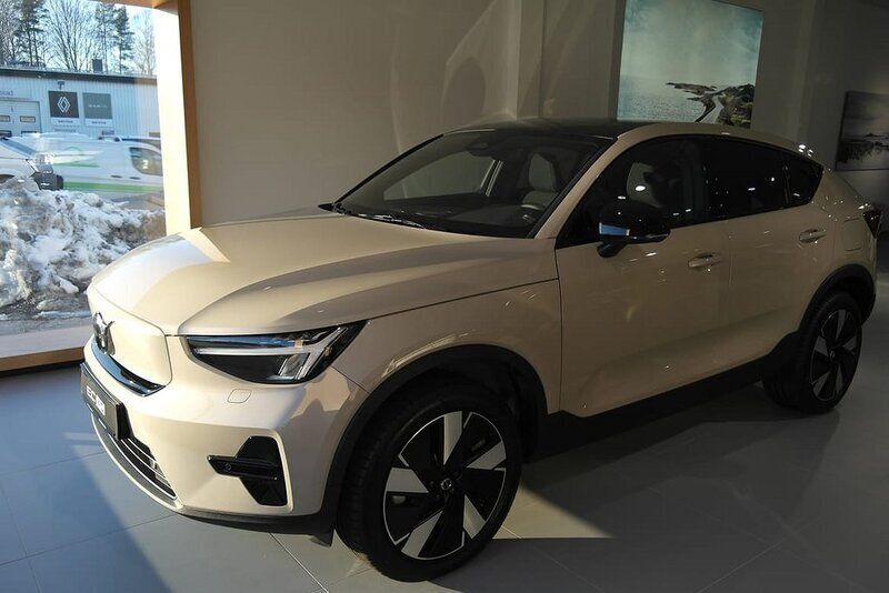 Ljusbrun Ny 2024 Volvo EC40 Core SUV | 550 800 kr (Bra pris) - Bild 1/4