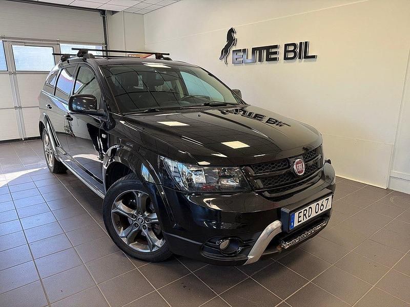 Svart (svart metallic) Begagnad 2015 Fiat Freemont SUV | 109 000 kr (Marknadspris) - Bild 1/4