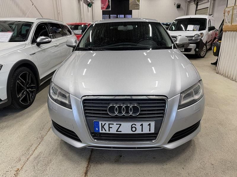 Silver Begagnad 2009 Audi A3 Sportback Attraction Halvkombi | 69 900 kr (Marknadspris) - Bild 1/4