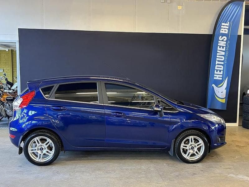 Begagnad Ford Fiesta Titanium 80 HK (58 kW) 2015 Blå Halvkombi