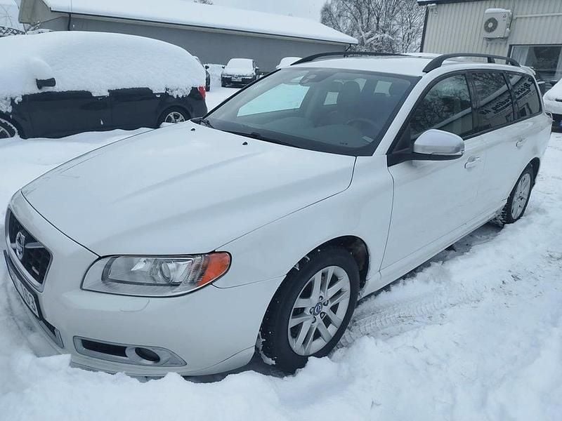 Vit Begagnad 2012 Volvo V70 R-Design Kombi | 89 900 kr (Marknadspris) - Bild 1/3