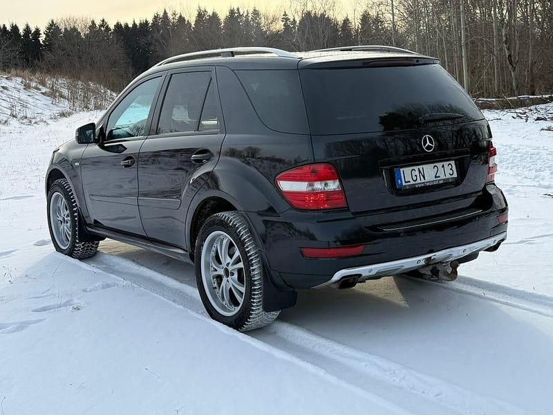 Begagnad Mercedes ML350 231 HK (169 kW) 2011 Svart metallic SUV