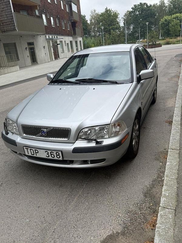 Grå Begagnad 2002 Volvo S40 Sedan | 19 500 kr (Lite dyr) - Bild 1/4
