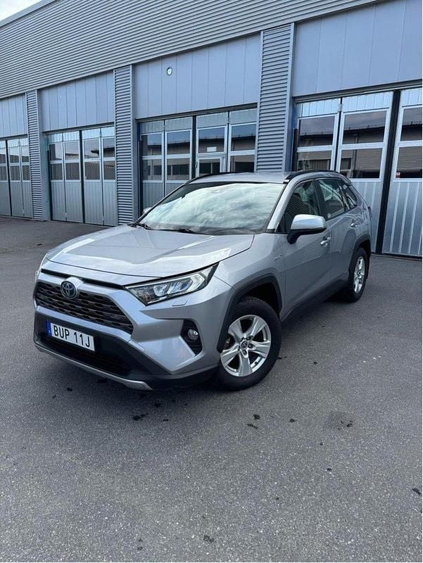 Silver Begagnad 2019 Toyota RAV4 Hybrid Active SUV | 284 900 kr (Marknadspris) - Bild 1/4