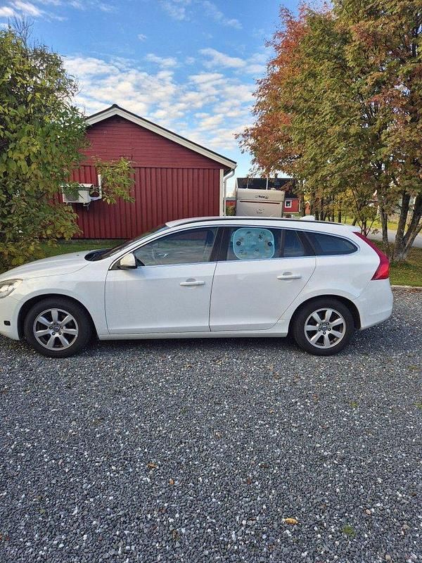 Vit Begagnad 2013 Volvo V60 Momentum Kombi | 69 000 kr (Superpris) - Bild 1/4