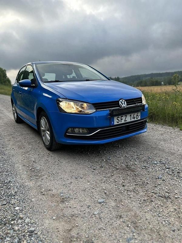 Blå Begagnad 2015 VW Polo Halvkombi | 99 000 kr (Lite dyr) - Bild 1/4