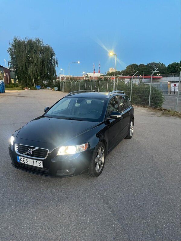 Svart Begagnad 2010 Volvo V50 Summum Kombi | 69 990 kr (Marknadspris) - Bild 1/4