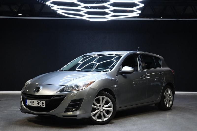 Grå Begagnad 2010 Mazda 3 Inclusive Halvkombi | 99 900 kr (Marknadspris) - Bild 1/4