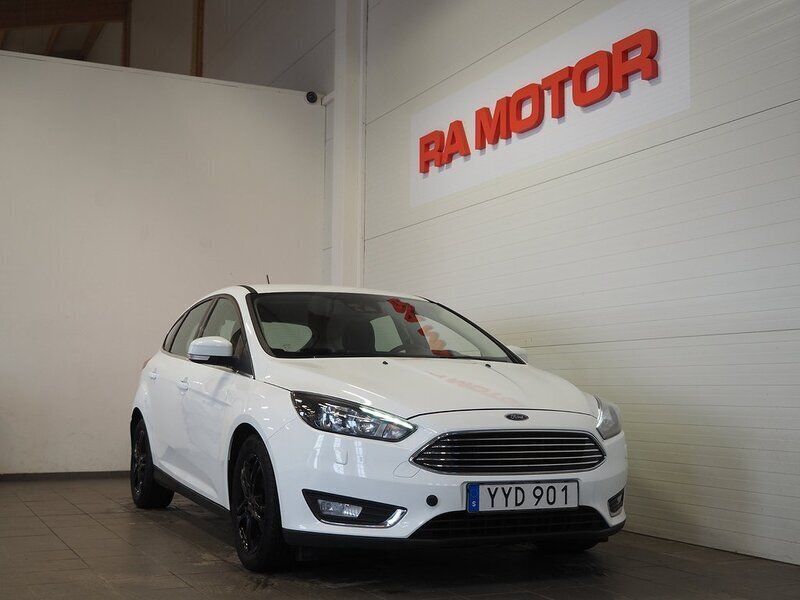 Vit Begagnad 2017 Ford Focus Titanium Halvkombi | 109 900 kr (Marknadspris) - Bild 1/3