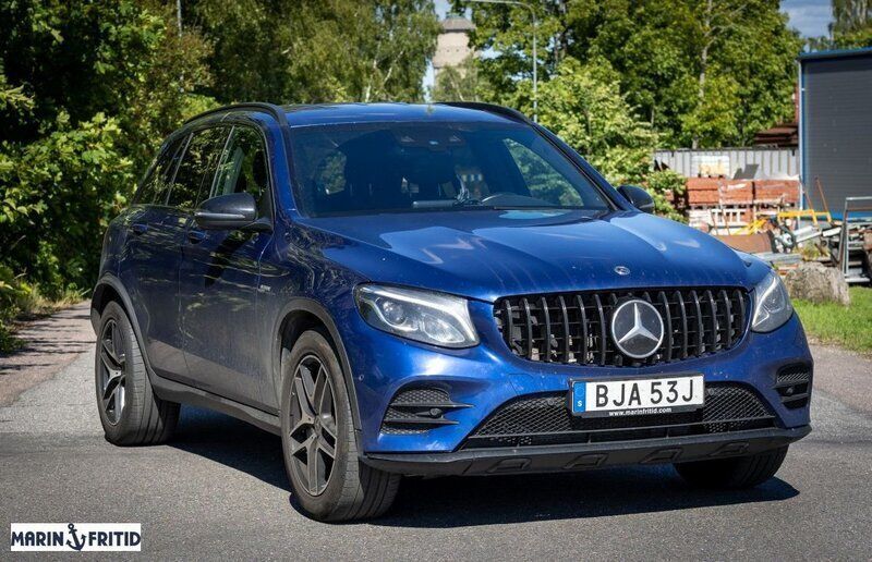 Blå (blå metallic) Begagnad 2017 Mercedes GLC43 AMG AMG SUV | 439 900 kr (Marknadspris) - Bild 1/4