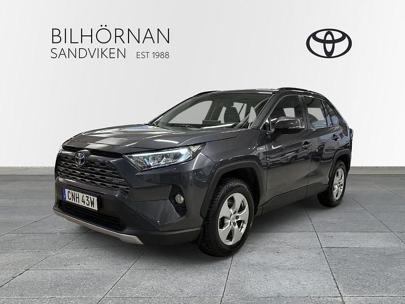 Grå Begagnad 2020 Toyota RAV4 Hybrid Active SUV | 319 900 kr (Marknadspris) - Bild 1/3