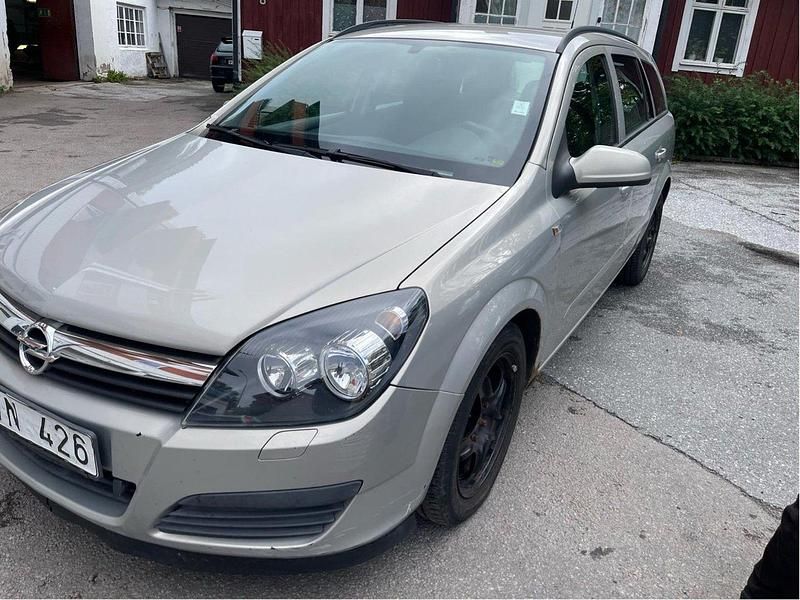 Grå Begagnad 2006 Opel Astra Kombi | 22 900 kr (Marknadspris) - Bild 1/4