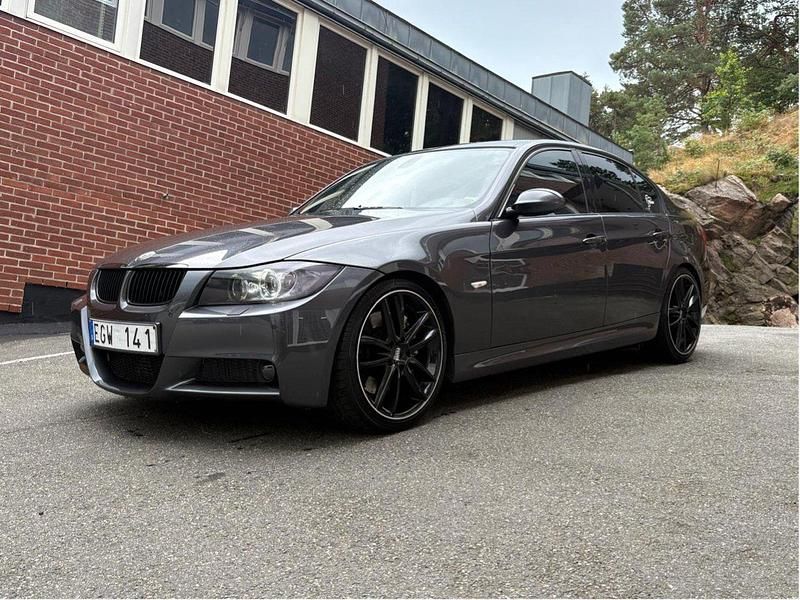 Grå Begagnad 2008 BMW 330 Comfort Edition Sedan | 110 000 kr (Marknadspris) - Bild 1/4