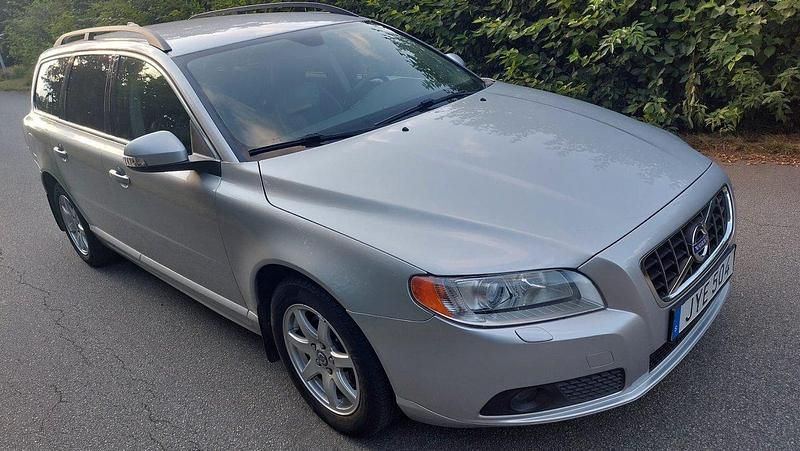 Ljusgrå (grå) Begagnad 2010 Volvo V70 Momentum Kombi | 87 500 kr (Marknadspris) - Bild 1/4