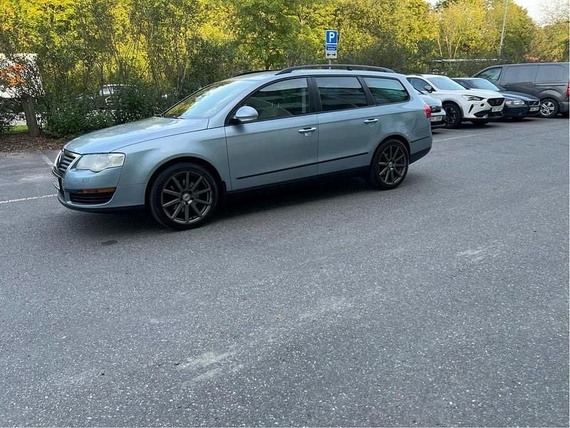 Blå Begagnad 2006 VW Passat Trendline Kombi | 29 500 kr (Marknadspris) - Bild 1/4