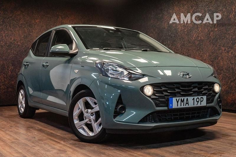 Grön Begagnad 2021 Hyundai i10 Essential Halvkombi | 138 500 kr (Marknadspris) - Bild 1/4