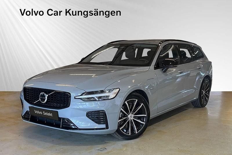 Grå Begagnad 2024 Volvo V60 Plus Kombi | 479 900 kr (Marknadspris) - Bild 1/3