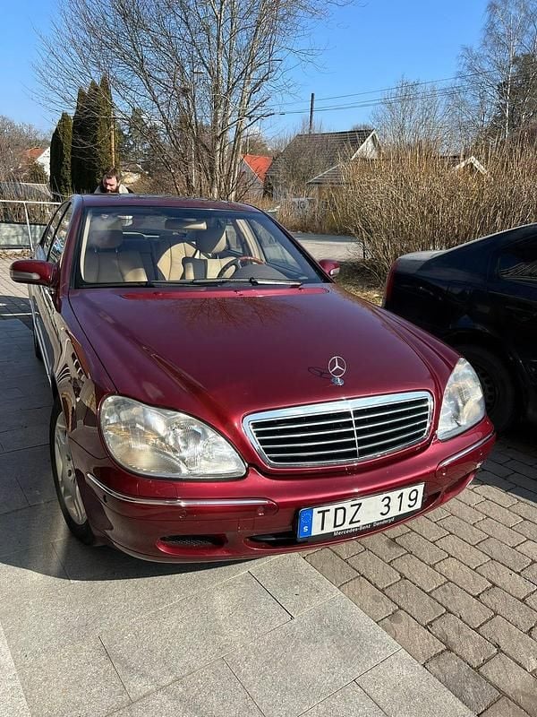 Bordeaux metallic Begagnad 2001 Mercedes S500 Sedan | 160 000 kr - Bild 1/4