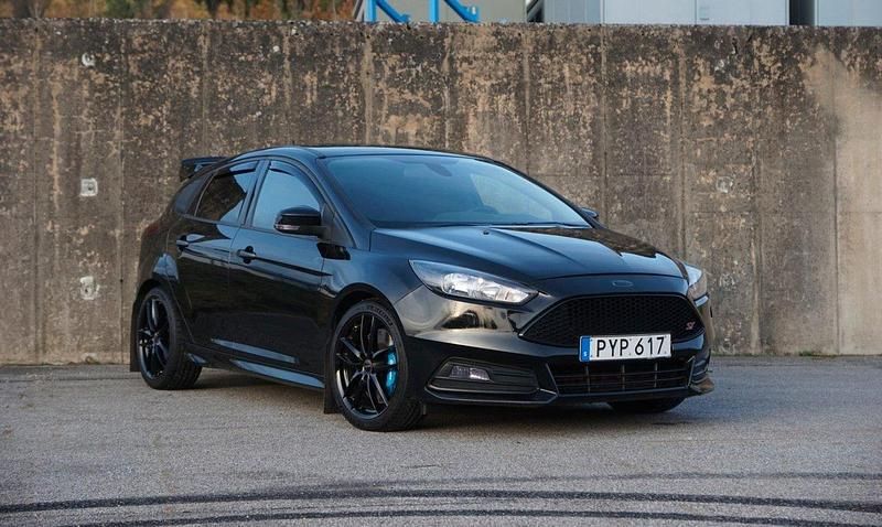Svart Begagnad 2015 Ford Focus ST Halvkombi | 164 900 kr (Dyr) - Bild 1/4