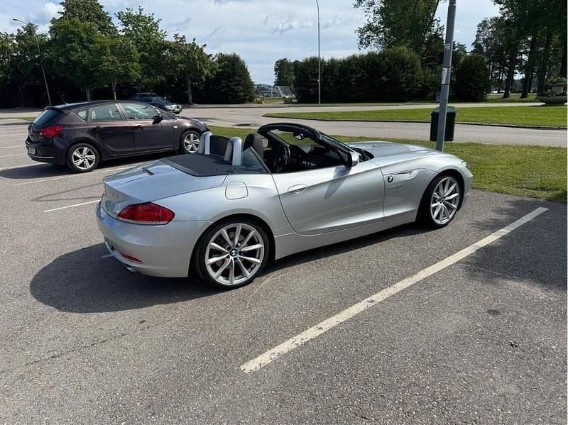 Grå Begagnad 2009 BMW Z4 Cab | 291 000 kr (Marknadspris) - Bild 1/4
