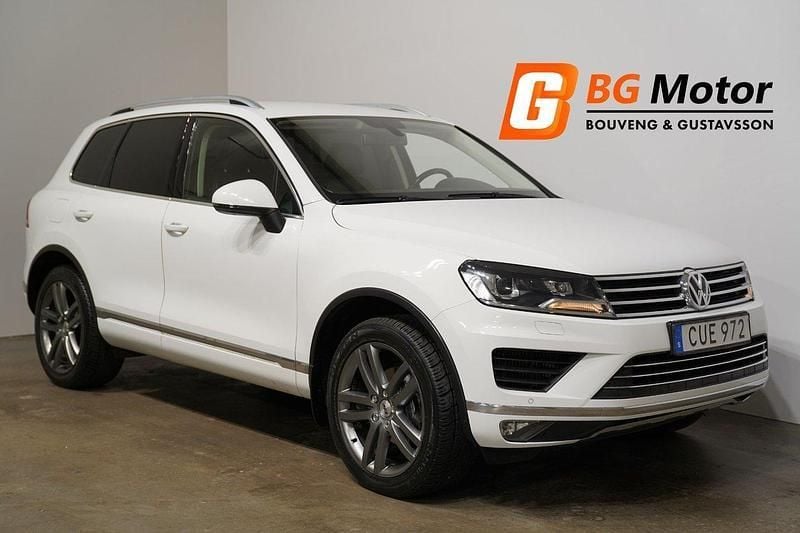 Vit Begagnad 2015 VW Touareg SUV | 209 800 kr (Marknadspris) - Bild 1/4