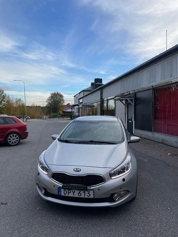 Begagnad Kia Ceed Comfort 110 HK (80 kW) 2014 Grå Halvkombi