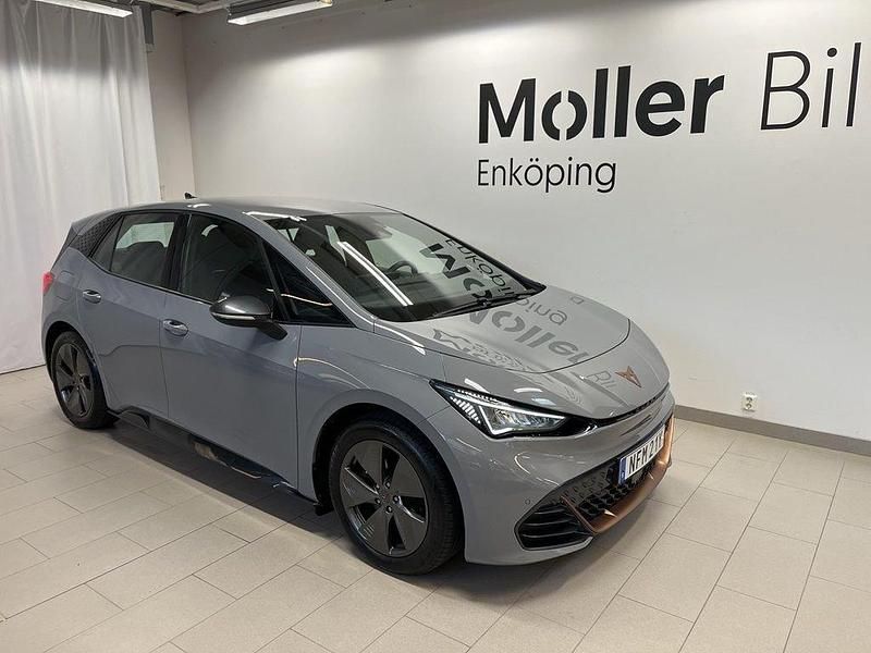 Ljusgrå (vapor grey) Begagnad 2022 Cupra Born Halvkombi | 259 000 kr (Marknadspris) - Bild 1/3