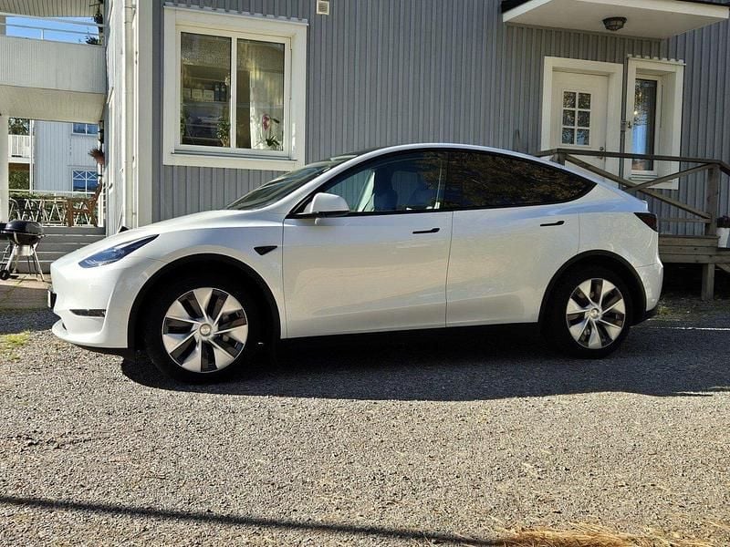 Vit Begagnad 2023 Tesla Model Y Long Range AWD SUV | 449 900 kr (Bra pris) - Bild 1/4