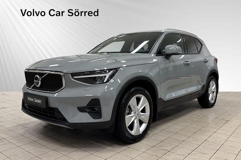 Grå Begagnad 2023 Volvo XC40 Core SUV | 339 900 kr (Marknadspris) - Bild 1/3