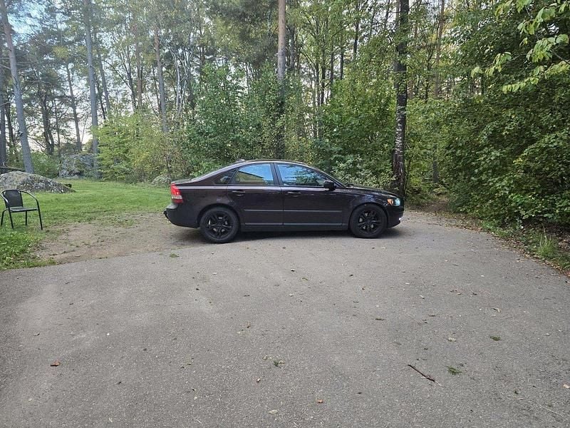 Röd Begagnad 2007 Volvo S40 Kinetic Sedan | 32 999 kr (Marknadspris) - Bild 1/4
