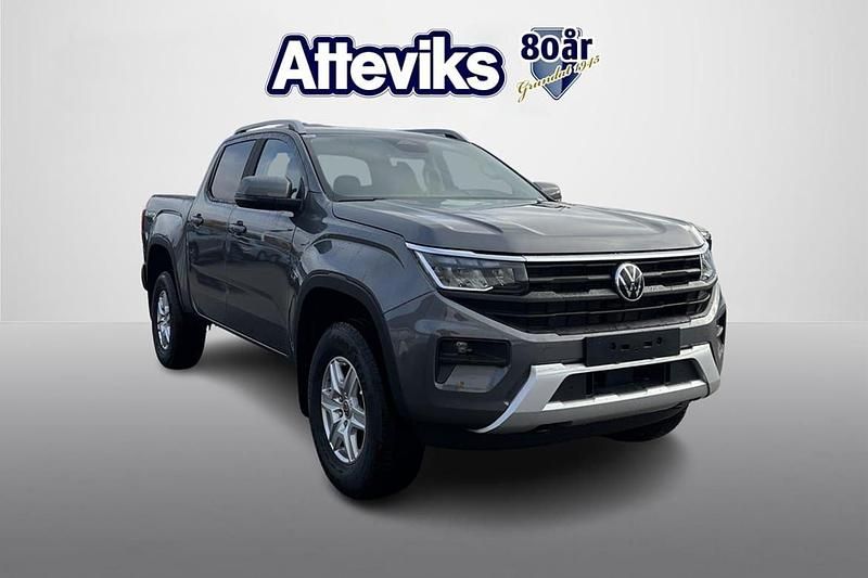 Mörkgrå (grå) Ny 2025 VW Amarok Life Pickup | 574 875 kr - Bild 1/4