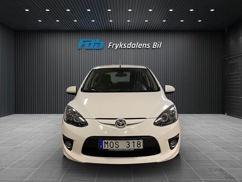 Vit Begagnad 2009 Mazda 2 Halvkombi | 54 500 kr (Marknadspris) - Bild 1/4