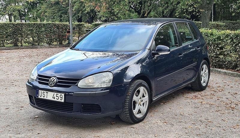 Mörkblå (blå) Begagnad 2004 VW Golf IV Trendline Halvkombi | 24 900 kr (Marknadspris) - Bild 1/4