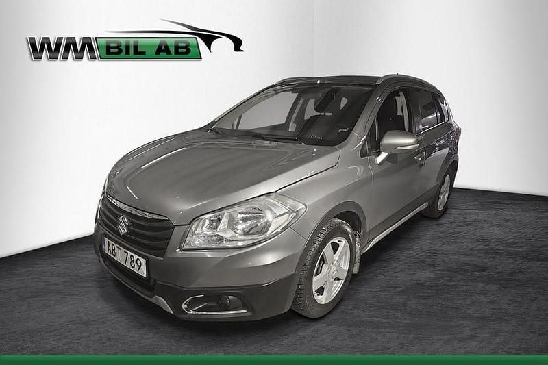 Mörkgrå Begagnad 2015 Suzuki SX4 Kombi | 139 000 kr (Marknadspris) - Bild 1/4