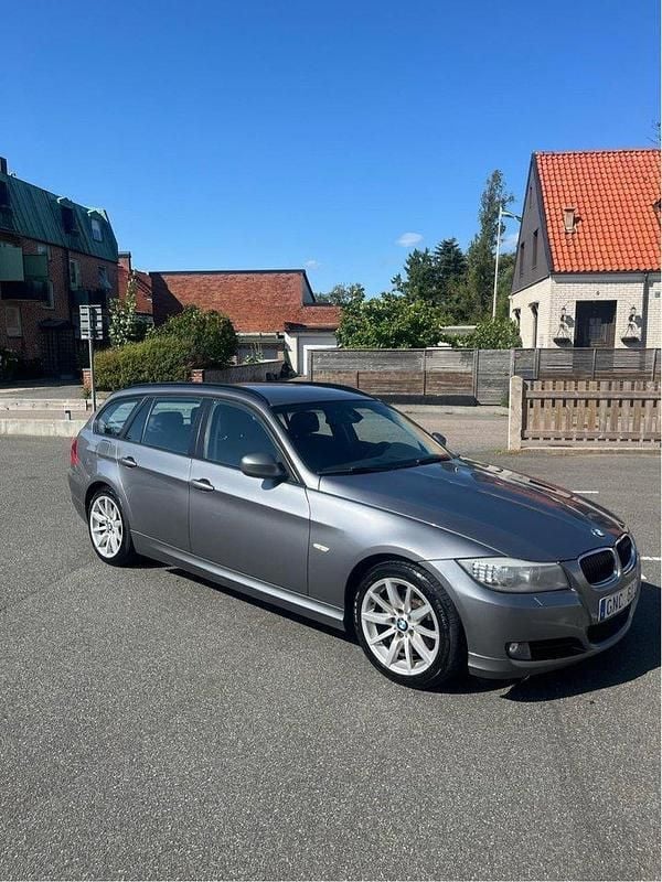 Grå Begagnad 2011 BMW 320 Kombi | 68 000 kr (Marknadspris) - Bild 1/4