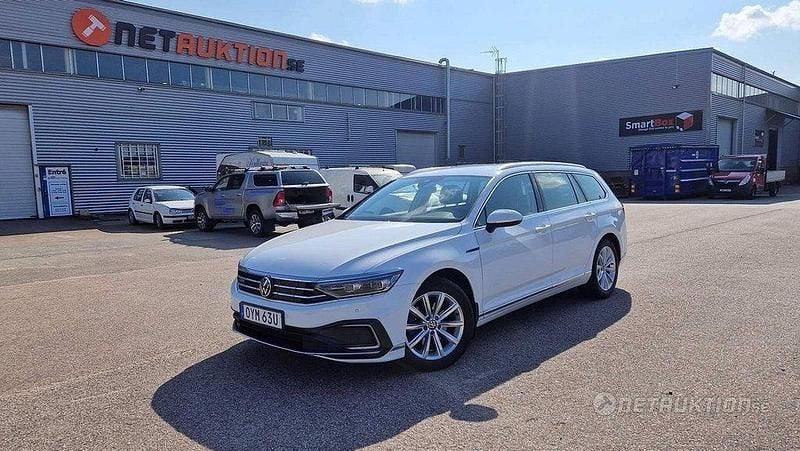 Vit Begagnad 2021 VW Passat GTE Kombi | 255 000 kr (Marknadspris) - Bild 1/4