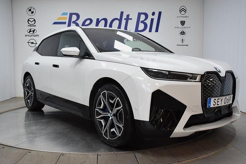 Mineralvit metallic Begagnad 2023 BMW iX Sport Line SUV | 599 500 kr (Marknadspris) - Bild 1/1