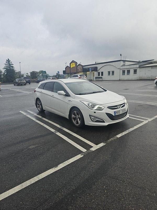 Vit Begagnad 2012 Hyundai i40 Kombi | 25 000 kr (Marknadspris) - Bild 1/4
