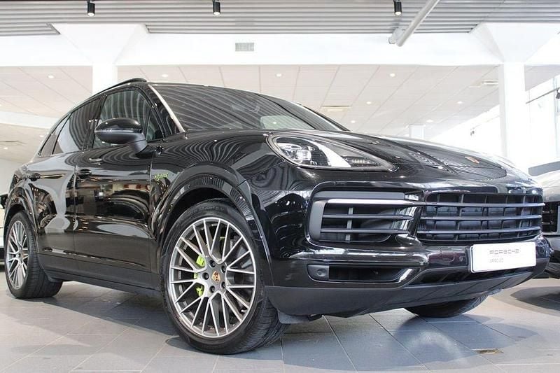 Svart Begagnad 2022 Porsche Cayenne Platinum Edition SUV | 875 000 kr (Marknadspris) - Bild 1/4