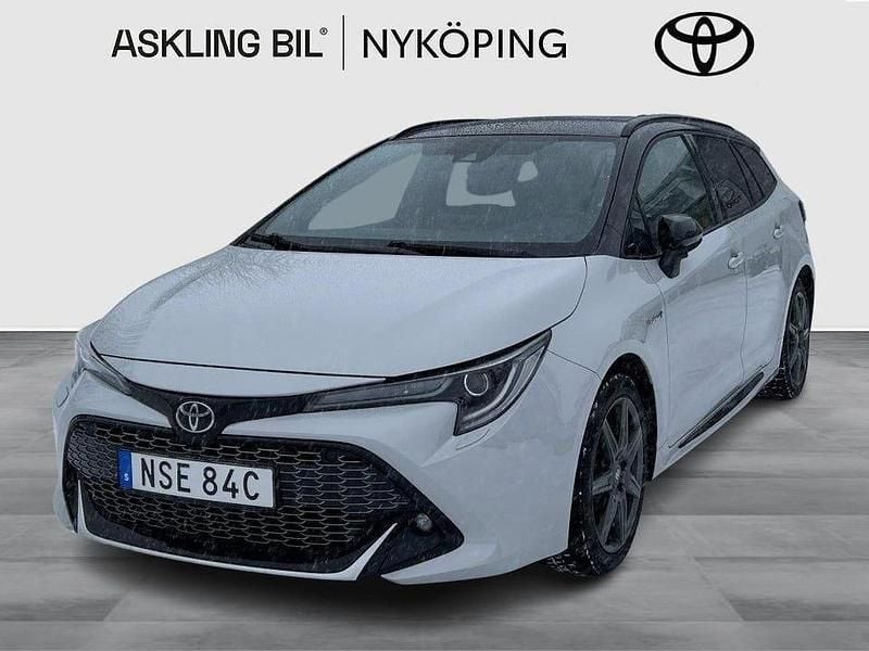Grå Begagnad 2021 Toyota Corolla Sport Kombi | 239 000 kr (Marknadspris) - Bild 1/3