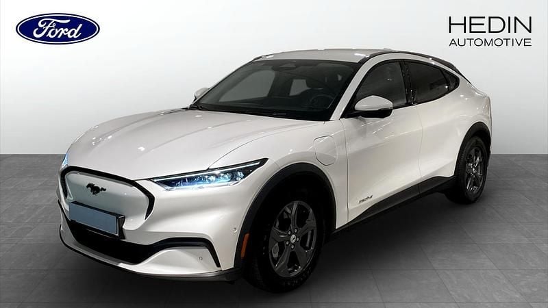 Vit Begagnad 2022 Ford Mustang Mach-E Standard Range SUV | 364 900 kr (Marknadspris) - Bild 1/4