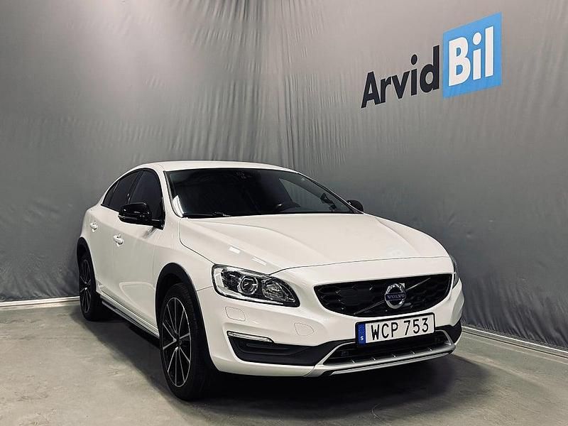 Vit Begagnad 2017 Volvo S60 CC Standard Sedan | 229 500 kr (Marknadspris) - Bild 1/3