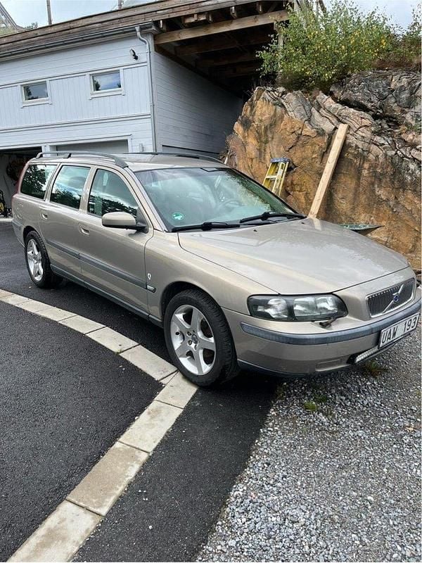Brun Begagnad 2004 Volvo V70 Kombi | 16 000 kr (Bra pris) - Bild 1/3