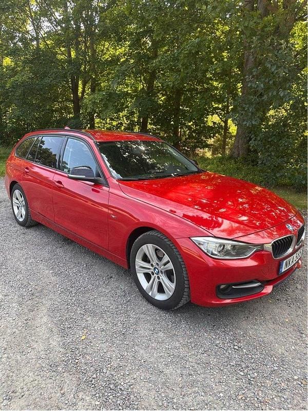 Röd Begagnad 2014 BMW 320 Sport Line Kombi | 165 000 kr (Marknadspris) - Bild 1/4